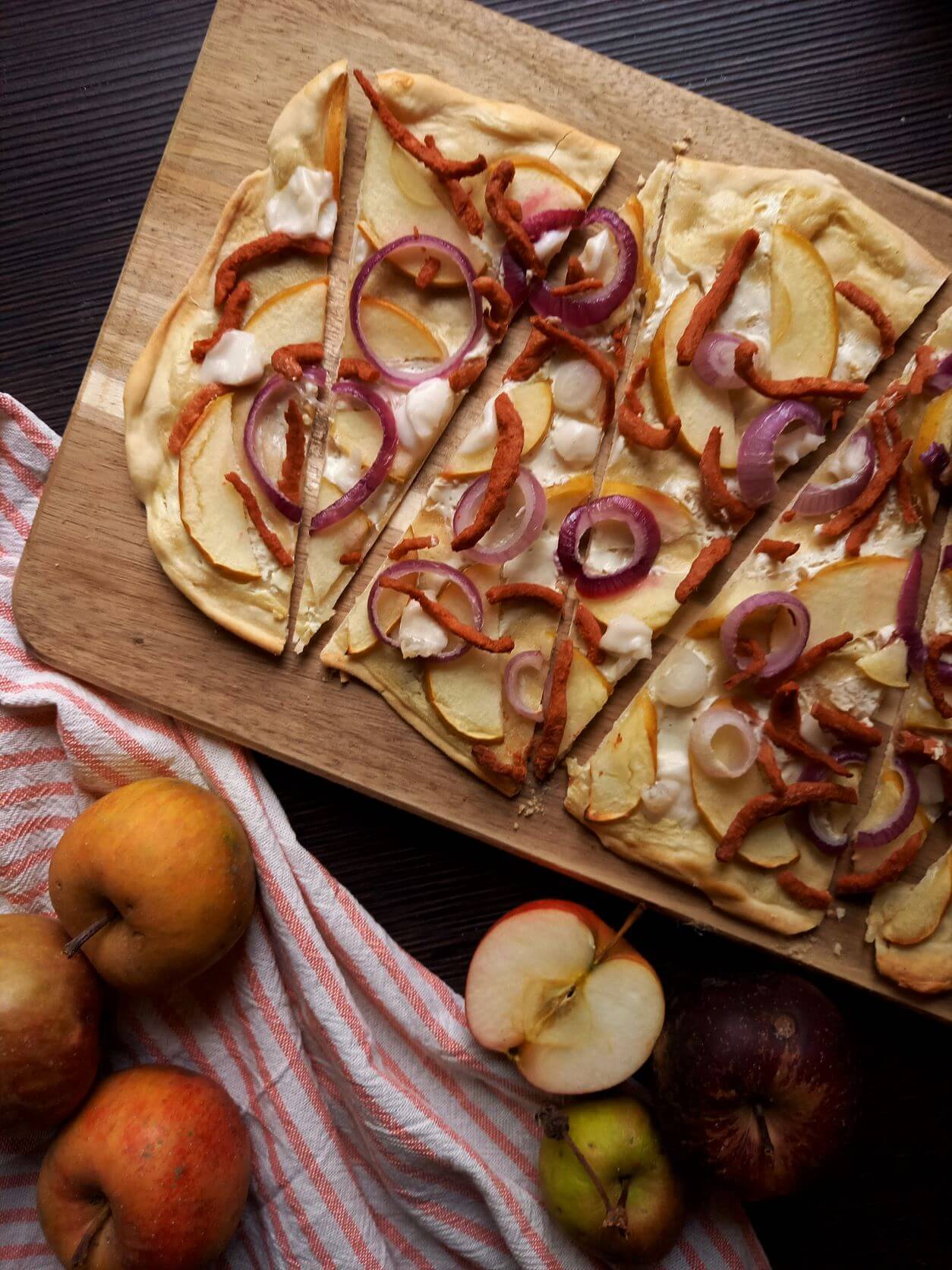 Flammkuchen mit Äpfeln, vegan - verfluchtlecker