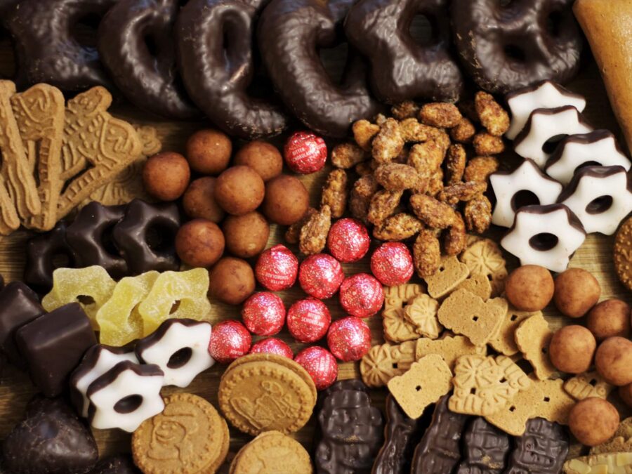 Eine Platte mit vielen traditionellen Weihnachtssüßigkeiten wie Lebkuchen, Marzipankartoffeln, usw.